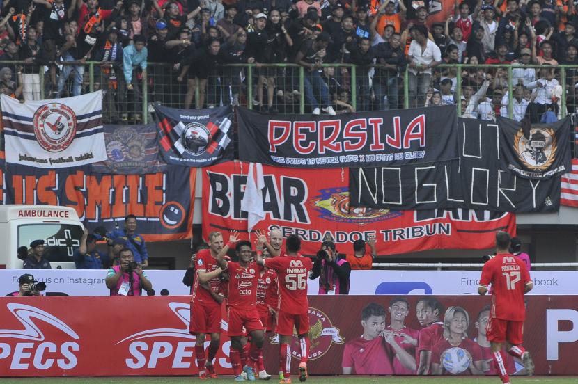 Pesepak bola Persija Jakarta Hanno Behrens (kiri) berselebrasi bersama rekan setimnya usai mencetak gol ke gawang Persis Solo pada lanjutan Liga 1 di Stadion Patriot Chandrabhaga, Bekasi, Jawa Barat, Ahad (31/7/2022).