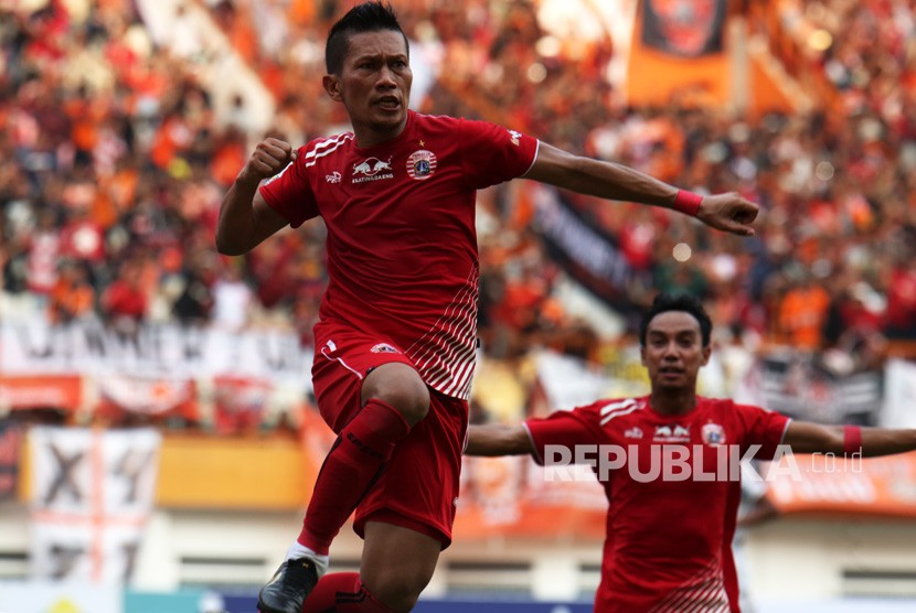 Bek Persija Jakarta Ismed Sofyan (kiri).