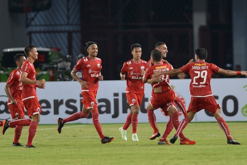 Pesepak bola Persija Jakarta Jaimerson Da Silva Xavier (kedua kanan) melakukan selebrasi bersama rekan-rekannya seusai memasukkan bola ke gawang Borneo FC dalam pertandingan Gojek Liga 1 2018 di Stadion Utama Gelora Bung Karno, Jakarta, Sabtu (14/4).