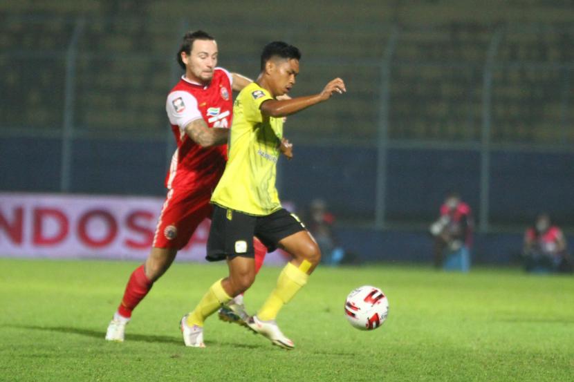 Pesepak bola Persija Jakarta Marc Antony Klok (kiri).