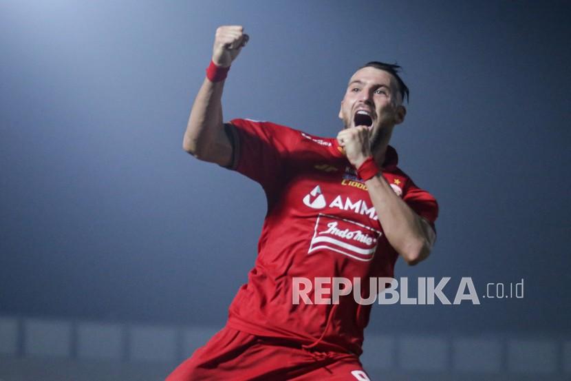 Striker Persija Jakarta, Marko Simic, berselebrasi setelah mencetak gol.