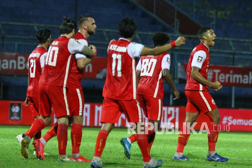 Pesepak bola Persija Jakarta melakukan selebrasi usai mengalahkan Bhayangkara Solo FC dalam laga lanjutan Piala Menpora Grup B di Stadion Kanjuruhan, Malang, Jawa Timur, Rabu (31/3/2021). Persija Jakarta melaju ke babak delapan besar setelah mengalahkan Bhayangkara Solo FC dengan skor akhir 2-1.