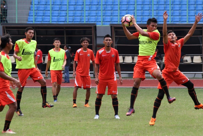 Pesepak bola Persija Jakarta menjalani latihan di Stadion Patriot Candrabhaga, Bekasi, Jawa Barat, Jumat (21/4). 