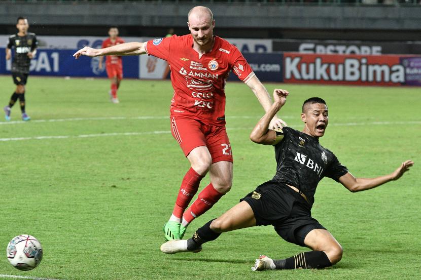 Pesepak Bola Persija Jakarta Michael Krmencik (kiri) berebut bola dengan Pesepak bola Bhayangkara FC Indra Kahfi (kanan) pada lanjutan Liga 1 di Stadion Patriot Chandrabhaga, Bekasi, Jawa Barat, Sabtu (3/9/2022). Hingga babak pertama berakhir, skor sementara 1-1.