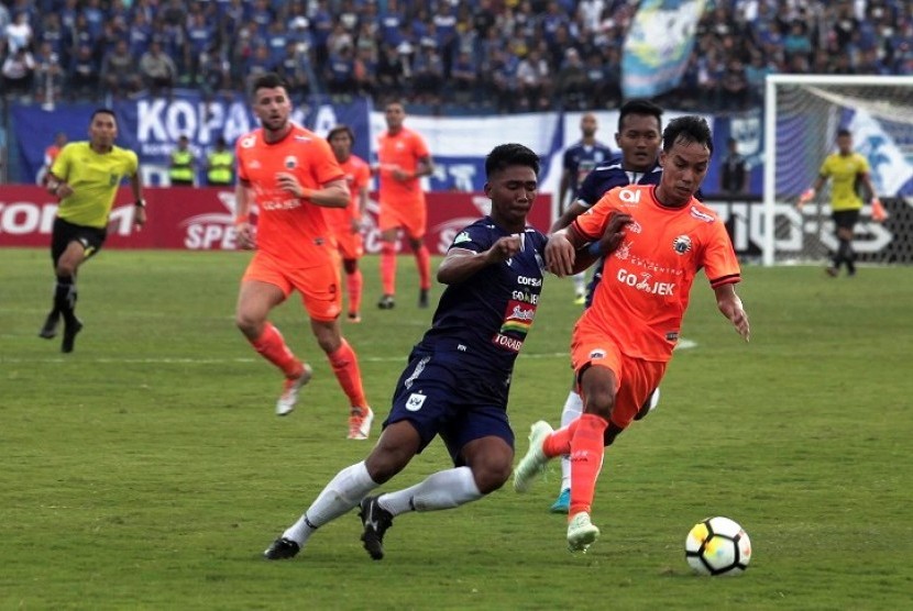 Pesepak bola Persija Jakarta, Novri Setiawan (kanan) berebut bola dengan pesepak bola PSIS Semarang, M Rio Saputro (kedua kiri) pada pertandingan Liga 1, Jumat (20/4).