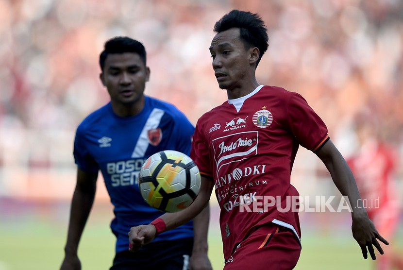 Pesepak bola Persija Jakarta Novri Setiawan (kanan) berebut bola dengan pesepak bola PSM Makassar Asnawi Mangkualam Bahar (kiri) dalam pertandingan Final Piala Indonesia 2018-2019 leg pertama di Stadion Utama Gelora Bung Karno (GBK), Senayan, Jakarta, Ahad (21/7/2019). 