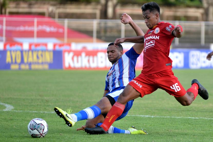 Pesepak bola Persija Jakarta Osvaldo Ardiles Haay (kanan).