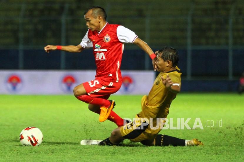 Pesepak bola Persija Jakarta Riko Simanjuntak (kiri).