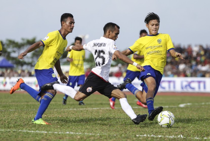 Pesepak bola Persija Jakarta Riko Simanjuntak (tengah) berusaha melewati pemain 757 Kepri Jaya FC Dimas Adiguna (kanan) dan M Lutfi (kiri) dalan pertandingan babak 32 besar Piala Indonesia di Stadion Gelora Citramas, Batam, Kepulauan Riau, Kamis (31/1/2019). 