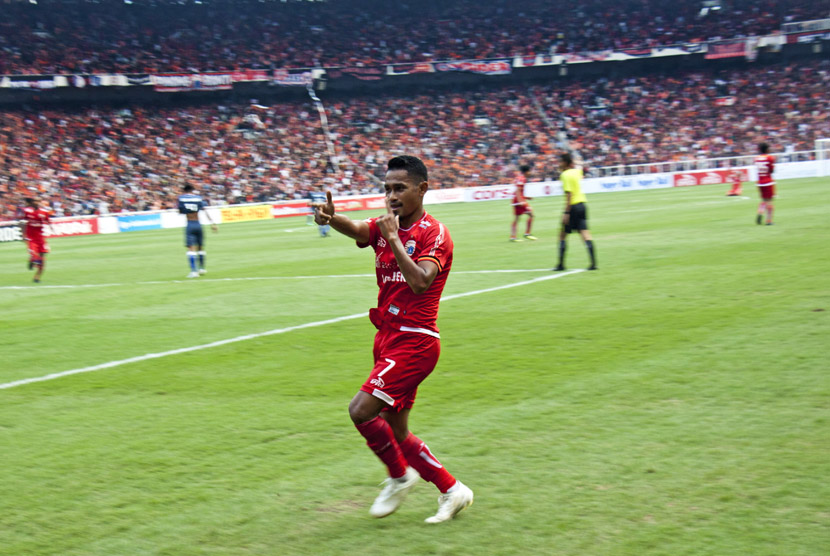 Pesepak bola Persija Jakarta Rizki Ramdani Lestaluhu melakukan selebrasi usai mencetak gol saat melawan Persela Lamongan dalam pertandingan lanjutan Liga 1 Indonesia di Stadion Utama Gelora Bung Karno, Jakarta, Selasa (20/11/2018).