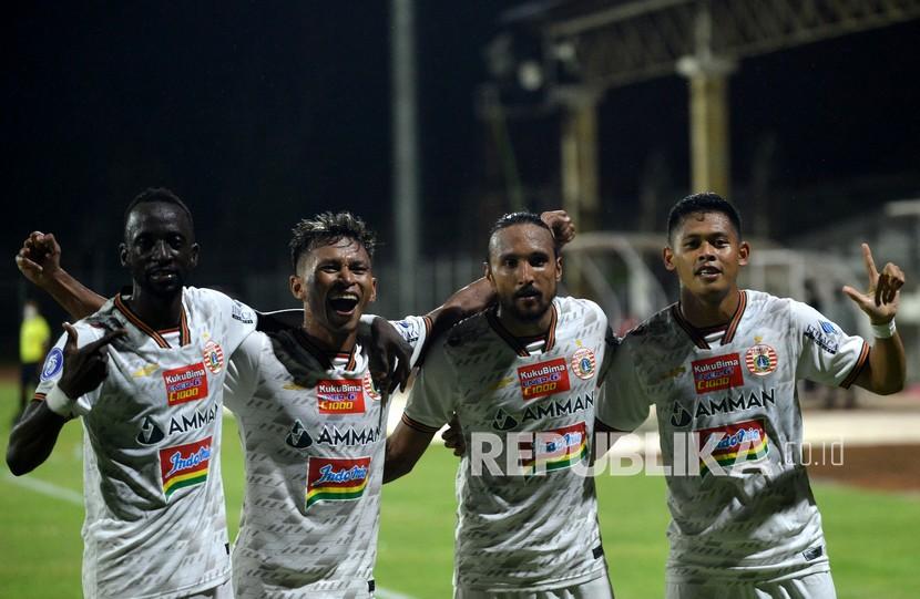 Pesepak bola Persija Jakarta Taufik Hidayat (kanan) berselebrasi bersama rekannya Rohit Chand (kedua kanan), Osvaldo Ardiles Haay (kedua kiri), dan Makan Konate (kiri) usai mencetak gol ke gawang Persita Tangerang saat pertandingan Liga 1 di Stadion I Gusti Ngurah Rai, Denpasar, Bali, Rabu (26/1/2022). Persija berhasil mengalahkan Persita dengan skor 2-1. 