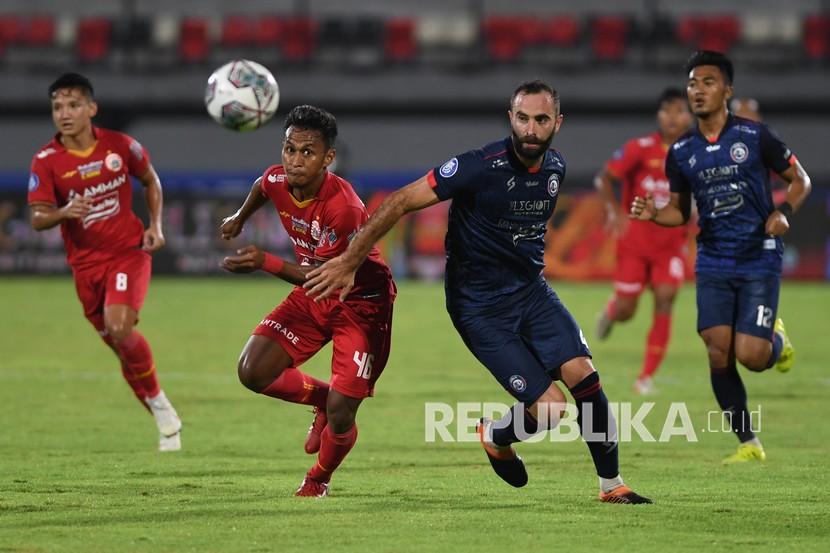 Para pemain Persija Jakarta )kostum merah) saat menghadapi Arema FC di Liga 1 (ilustrasi) 