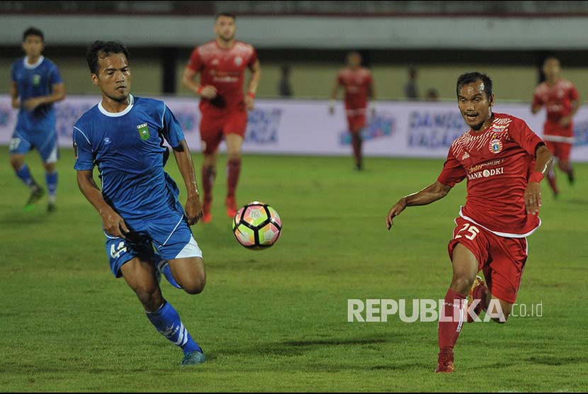 Pesepak bola Persija Riko Simanjuntak (kanan) berebut bola dengan pesepak bola PSPS Riau Syaiful Ramadhan (kiri) dalam pertandingan babak penyisihan Grup D Piala Presiden 2018 di Stadion I Wayan Dipta, Gianyar, Bali, Jumat (19/1). 