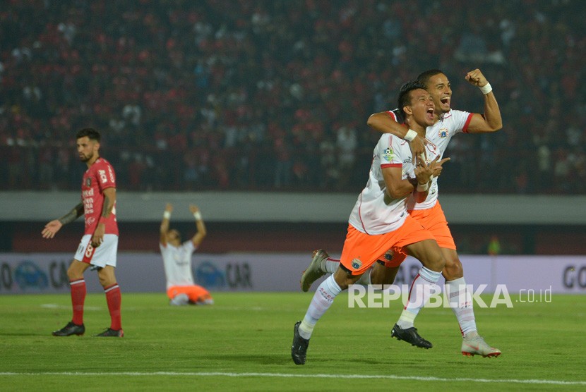 Pesepak bola Persija, Sandi Darma Sute (kedua kanan) bersama rekannya Renan Da Silva beraksi setelah berhasil membobol gawang Bali United pada pertandingan Sepak Bola Liga 1 di Stadion I Wayan Dipta, Gianyar, Bali, Ahad (02/12/2018). 
