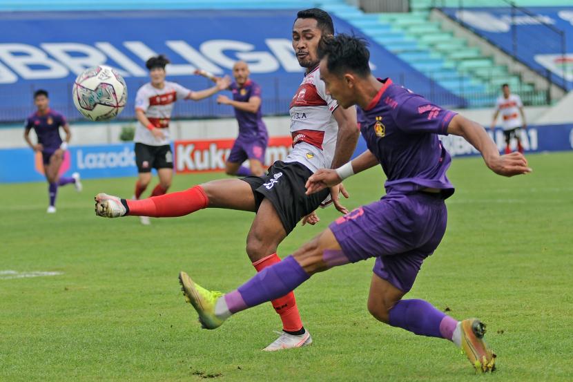 Pesepak bola Persik Kediri Antoni Putro Nugroho (kanan) berebut bola dengan pemain Madura United Dodi Alekvan (kiri) saat pertandingan Liga 1 di Stadion Moh Subroto Magelang, Jawa Tengah, Rabu (24/11/2021). Madura United mengalahkan Persik dengan skor 2-0.
