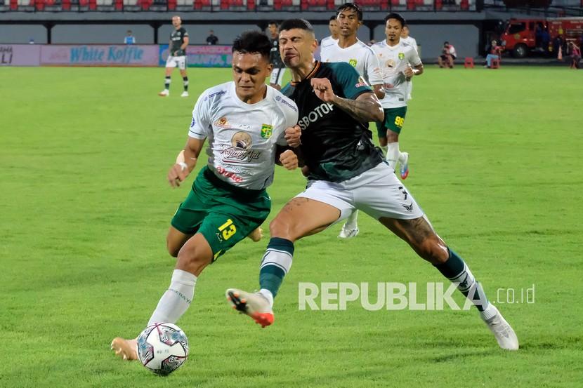 Pesepak bola Persebaya Surabaya Rachmat Irianto (kiri) pada pertandingan Liga 1 Indonesia. Rachmat menyatakan, timnya sudah siap untuk memberikan segalanya dalam laga  bigmatch vs Persija Jakarta di Stadion Kapten I Wayan Dipta Gianyar, Bali, Senin (14/2/2022) malam WIB. 