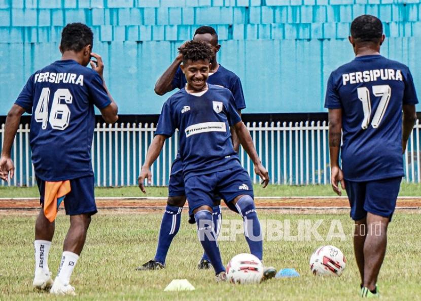Pesepak bola Persipura berlatih di Stadion Mandala Jayapura, Papua, Rabu (21/4/2021). Latihan tersebut sebagai persiapan jelang Piala AFC 2021 dan Liga 1 2021. 