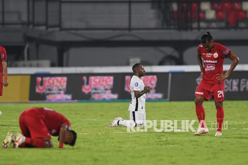 Pesepak bola Persipura Ferinando Pahabol (tengah) berdoa setelah timnya berhasil mengalahkan Persija Jakarta pada pertandingan sepak bola Liga 1 di Stadion I Wayan Dipta, Gianyar Bali, Selasa (11/1/2022). Persija kalah dari Persipura dengan skor 1-2. 