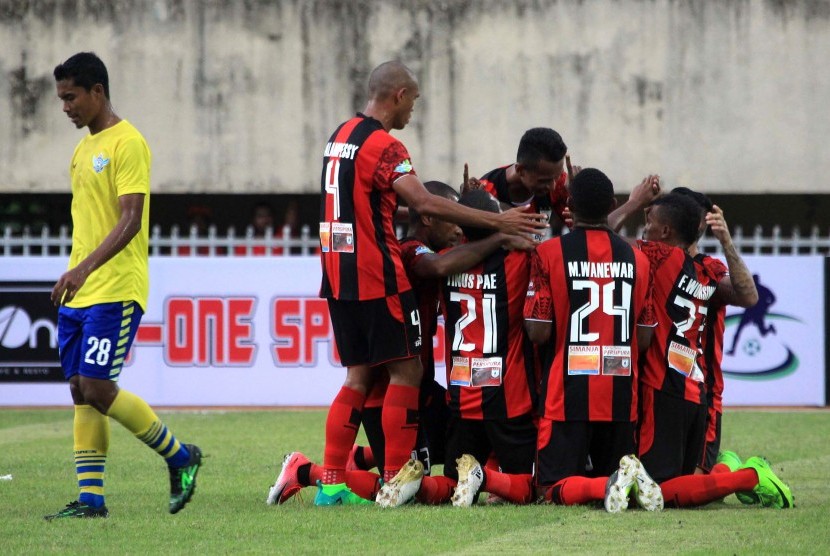 Pesepak bola Persipura Jayapura melakukan selebrasi seusai Kapten Tim Boaz Solossa menjebol gawang Pesegres dalam laga lanjutan Kompetisi Liga 1 Gojek Traveloka di Stadion Mandala, Jayapura, Papua, Selasa (18/4). 