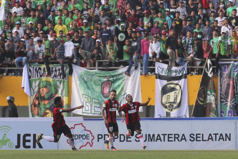 Pesepak bola Persipura Jayapura Yohanes Ferinando Pahabol (kanan) melakukan selebrasi bersama rekan satu timnya seusai menjebol gawang Sriwijaya FC dalam pertandingan Liga 1 di Stadion Gelora Sriwijaya Jakabaring (GSJ), Jakabaring Sport City (JSC), Palembang, Sumatra Selatan, Minggu (30/7). Persipura Jayapura menahan tuan rumah Sriwijaya FC 2-2.