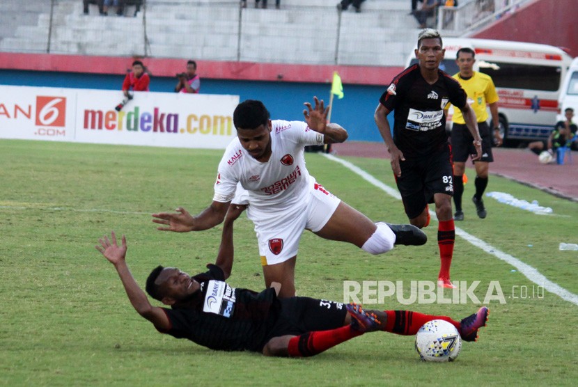 Pesepak bola Persipura Mandowen (kiri) mendapat hadangan pesepak bola PSM Makassar Hasim Kipuw (tengah) pada lanjutan Liga 1 2019 di Stadion Gelora Delta Sidoarjo, Jawa Timur, Jumat (27/9/2019). 