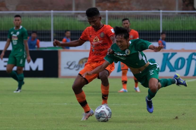 Pesepak bola Persiraja Banda Aceh Assanur Rijal berebut bola dengan pesepak bola PSS Sleman Riki Dwi Saputro pada pertandingan Liga 1 di Stadion I Gusti Ngurah Rai, Denpasar, Bali, Jumat (7/1/2022). PSS Sleman menang atas Persiraja Banda Aceh dengan skor 4-1