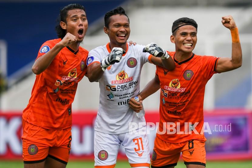 Pesepak bola Persiraja Banda Aceh Fakrurrazi (tengah), Mohammad Rifaldi (kanan) dan Hamdan Zamzani (kiri) melakukan selebrasi usai menang atas PSS Sleman dalam lanjutan Liga 1 2021-2022 di Stadion Madya Gelora Bung Karno, Jakarta, Sabtu (11/9/2021). Persiraja Banda Aceh menang atas PSS Sleman dengan skor akhir 3-2. 