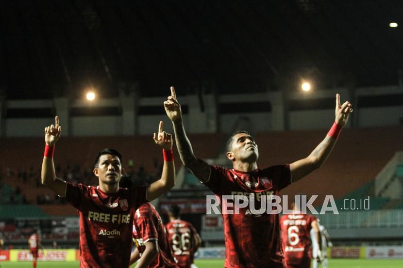 Pesepak bola Persis Solo Alberto Goncalves (kanan) bersama Sandi Sute (kiri) melakukan selebrasi setelah mencetak gol ke gawang Sriwijaya FC dalam lanjutan Liga 2 babak 8 besar di Stadion Pakansari, Kabupaten Bogor, Jawa Barat, Ahad (19/12/2021). 