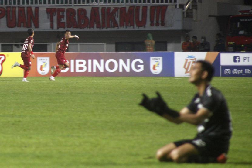 Pesepak bola Persis Solo Ferdinand Sinaga (kedua kiri) berselebrasi setelah mencetak gol ke gawang Persiba dalam lanjutan babak 8 besar Liga 2 di Stadion Pakansari, Kabupaten Bogor, Jawa Barat, Rabu (22/12/2021). Persis Solo menang dengan skor 2-0.