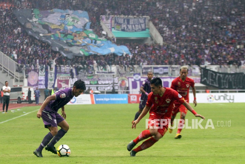 Pesepak bola Persita Aldi Al Cahya (kiri) menguasai bola dibayangi pesepak bola Kalteng Putra Yericho Christiantoko (kanan) pada perebutan juara ke 3 Liga 2 2018 di Stadion Pakansari, Bogor, Jawa Barat, Selasa (4/12/2018). 