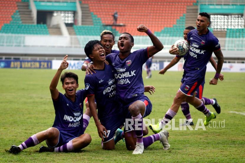 Pesepak bola Persita Edo Febriansyah (kedua kiri) melakukan selebrasi bersama rekan setimnya setelah mencetak gol ke gawang Bali United dalam laga lanjutan Liga 1 di Stadion Pakansari, Kabupaten Bogor, Jawa Barat, Jumat (24/9/2021). Bali United menang dengan skor 2-1. 