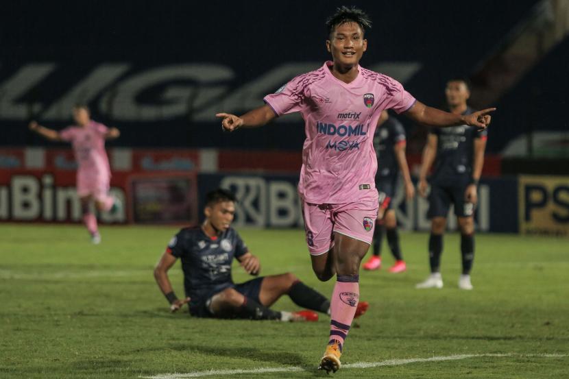 Pesepak bola Persita Nur Hardianto melakukan selebrasi usai mencetak gol ke gawang arema FC saat pertandingan Liga 1 di Stadion Sultan Agung, Bantul, DI Yogyakarta, Rabu (27/10/2021). Pertandingan tersebut berakhir imbang dengan skor 2-2.