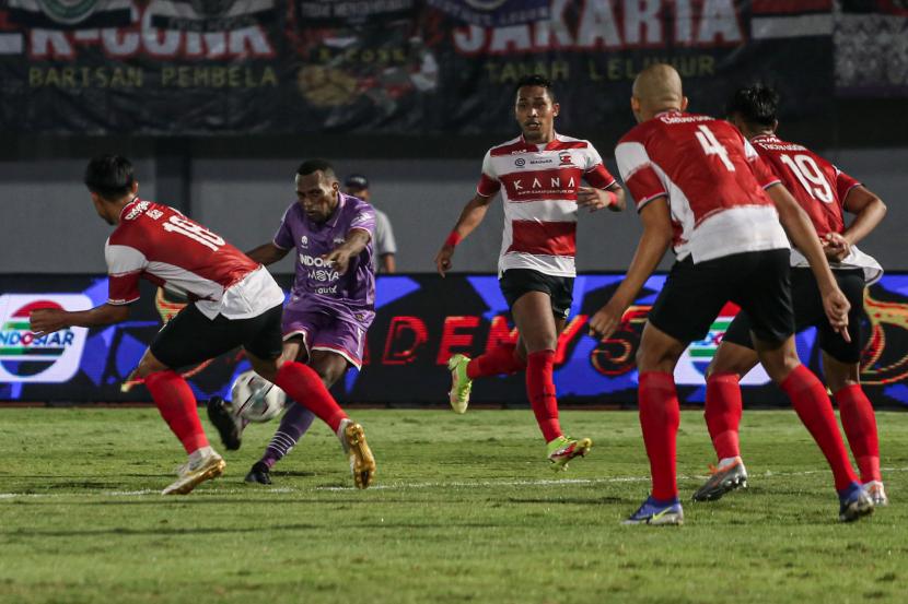 Pesepak bola Persita Tangerang Ezequiel Vidal (kanan) berebut bola dengan pesepak bola Madura United Birrul Walidain pada lanjutan BRI Liga 1 di Stadion Indomilk Arena, Tangerang, Banten, Jumat (2/9/2022). Madura United menang atas Persita Tangerang dengan skor 1-0.