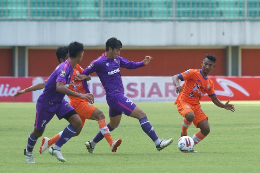 Pesepak bola Persita Tangerang Kito Chandra (kedua kanan) mencoba menerobos pertahanan tim Persiraja Banda Aceh saat pertandingan Piala Menpora di Stadion Maguwoharjo, Sleman, D.I Yogyakarta, Rabu (24/3/2021).