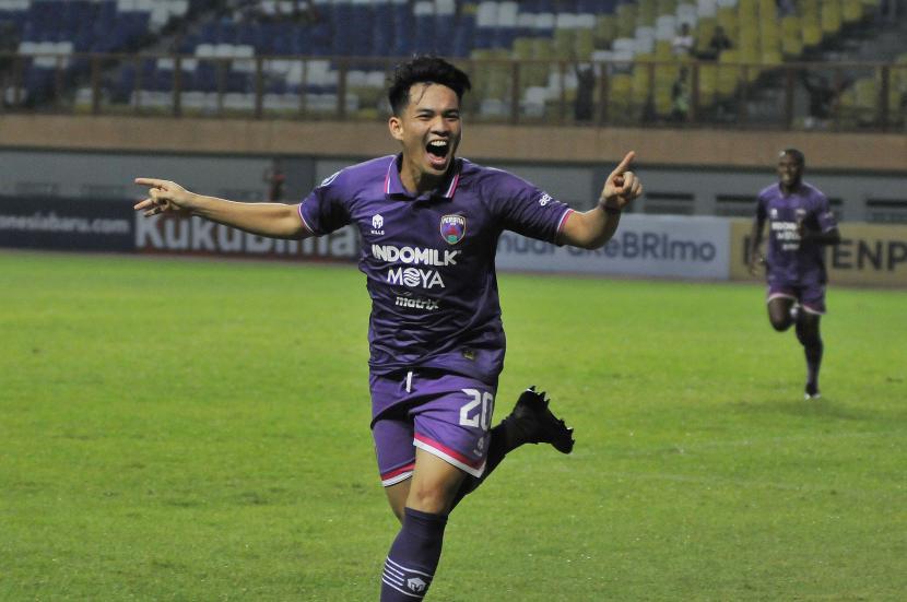 Pesepak bola Persita Tangerang Muchamad Wildan melakukan selebrasi usai mencetak gol ketiga ke gawang Bhayangkara Fc pada pertandingan Liga 1 di Stadion Wibawa Mukti, Cikarang, Kabupaten Bekasi, Jawa Barat, Ahad (28/8/2022).