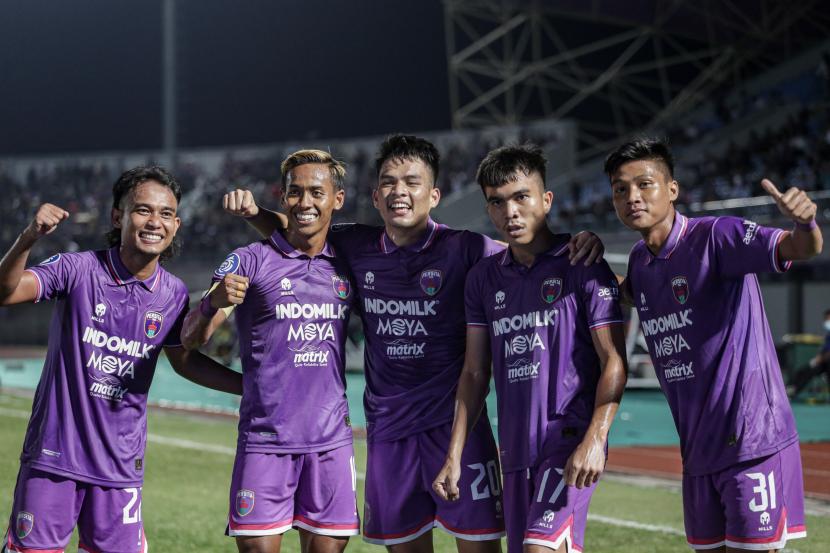 Para pesepak bola Persita Tangerang berselebrasi seusai memenangkan laga di Liga 1 Indonesia.
