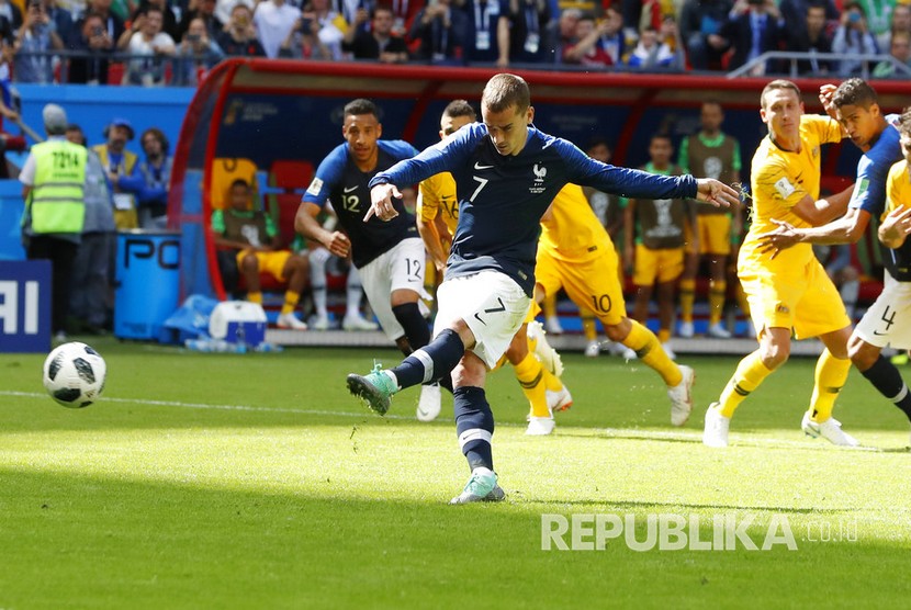 Pesepak bola Prancis Antoine Griezmann mencetak gol dari titik penalti.
