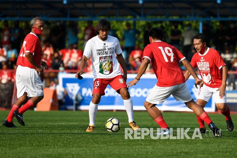 Budi Sudarsono (tengah) diangkat menjadi pelatih Persik Kediri.