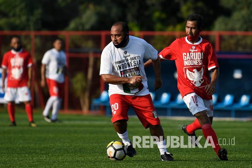 Pelatih PSIS Semarang Imran Nahumarury (berlari dengan bola).
