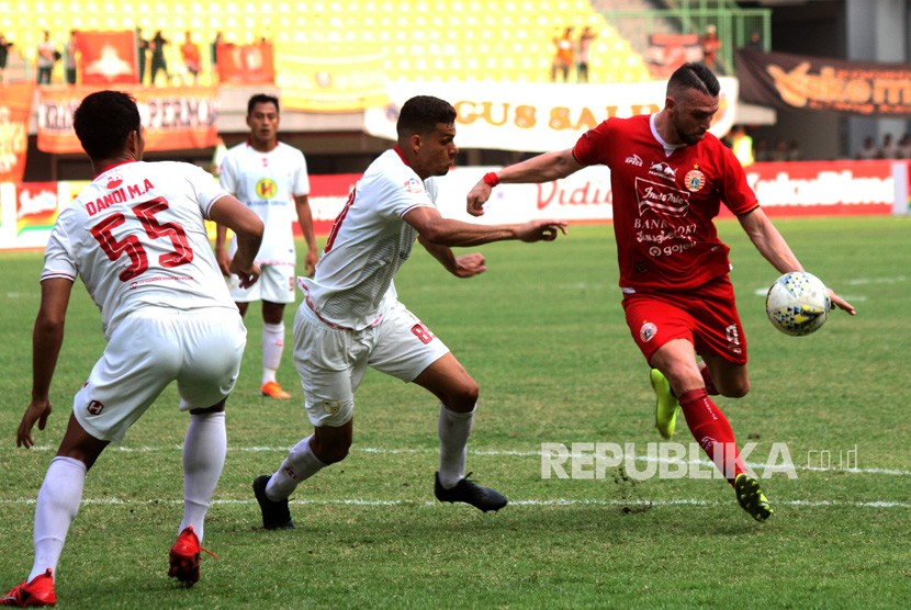 Pesepak bola PS Barito Cassio (kedua kanan) berusaha menghadang pesepak bola Persija Jakarta Marko Simic (kanan) pada laga pertandingan Liga 1 di Stadion Patriot Candrabhaga, Bekasi, Jawa Barat, Senin (23/9/2019). 