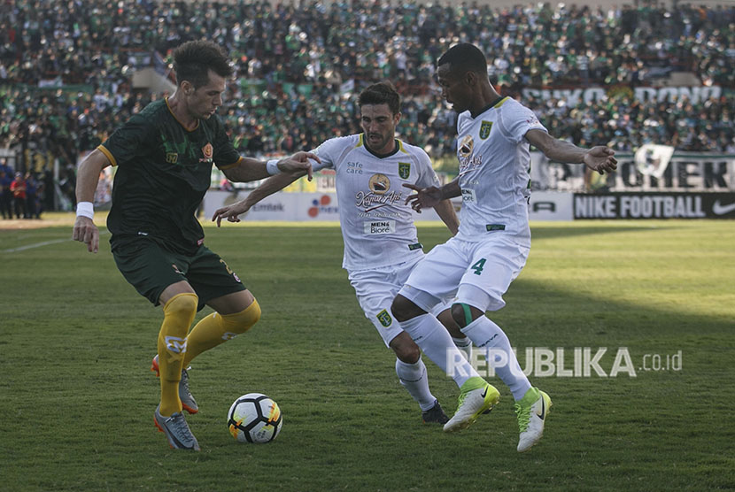 Pesepak bola PS Tira Mariano Berriex (kiri) berebut bola dengan pesepak bola Pesebaya Ruben Sanadi (kanan) saat laga lanjutan Liga 1 2018 di Stadion Sultan Agung, Bantul, DI Yogyakarta, Jumat (13/4).