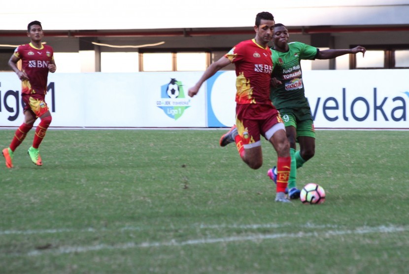 Pesepak bola PS TNI Abobacar Sylla (kanan) dan pesepak bola Bhayangkara FC Otavio Dutra (kedua kiri) berebut bola pada laga Gojek Traveloka Liga 1 di Stadion Patriot Candrabhaga, Bekasi, Jawa Barat, Sabtu (29/4). 