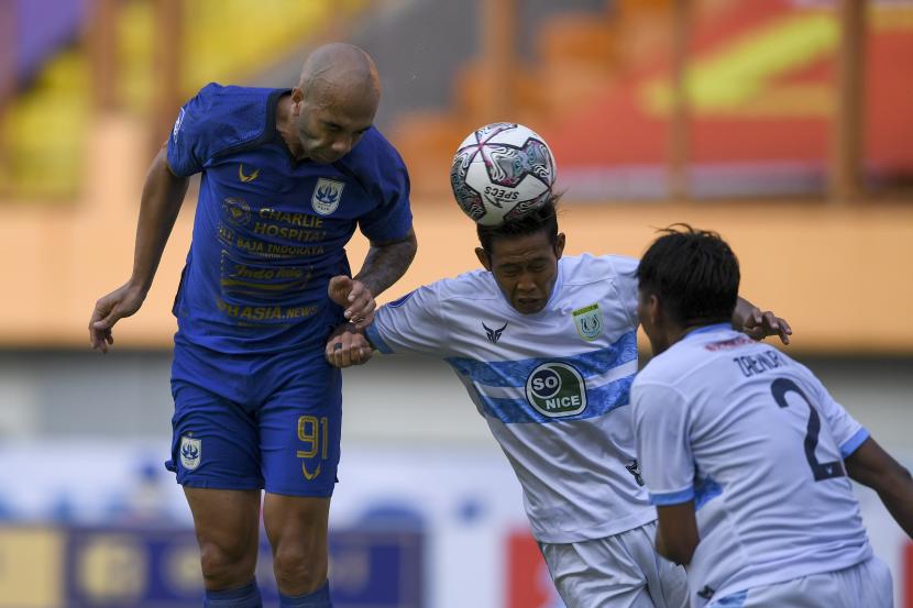 Pesepak bola PSIS Semarang Bruno Silva (kiri).