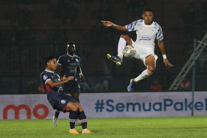 Pesepak bola PSIS Semarang Delfin Rumbino (kanan) melompat untuk menjangkau bola disaksikan pesepak bola Arema FC Evan Dimas Darmono (kiri) dalam pertandingan Kompetisi Liga 1 di Stadion Kanjuruhan, Malang, Jawa Timur, Sabtu (30/7/2022).