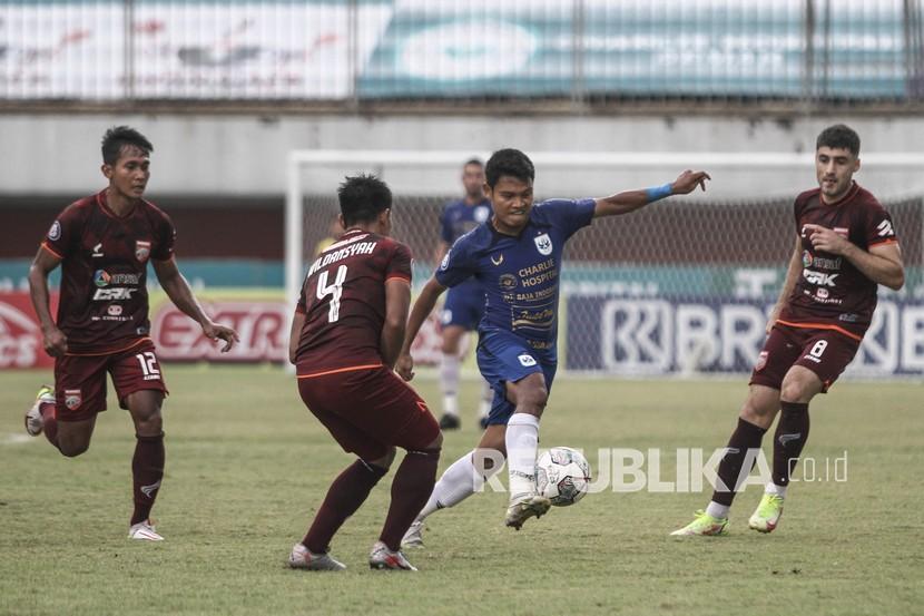 Pesepak bola PSIS Semarang Fandi Eko Utomo (dua kanan) mencoba melewati pesepak bola Borneo FC Wildansyah (dua kiri) saat pertandingan Liga 1 di Stadion Maguwoharjo, Sleman, DI Yogyakarta, Sabtu (6/11/2021). Borneo FC berhasil mengalahkan PSIS Semarang dengan skor 1-0. 