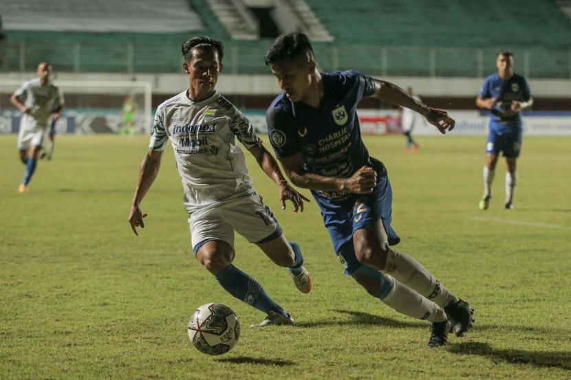 Pesepak bola PSIS Semarang Frendi Saputra (kanan) berebut bola dengan pesepak bola Persib Bandung Henhen Herdiana (kiri) saat pertandingan Liga 1 di Stadion Maguwoharjo, Sleman, DI Yogyakarta, Selasa (26/10/2021). Pada pertandingan tersebut Persib Bandung berhasil mengalahkan PSIS Semarang dengan skor 1-0.