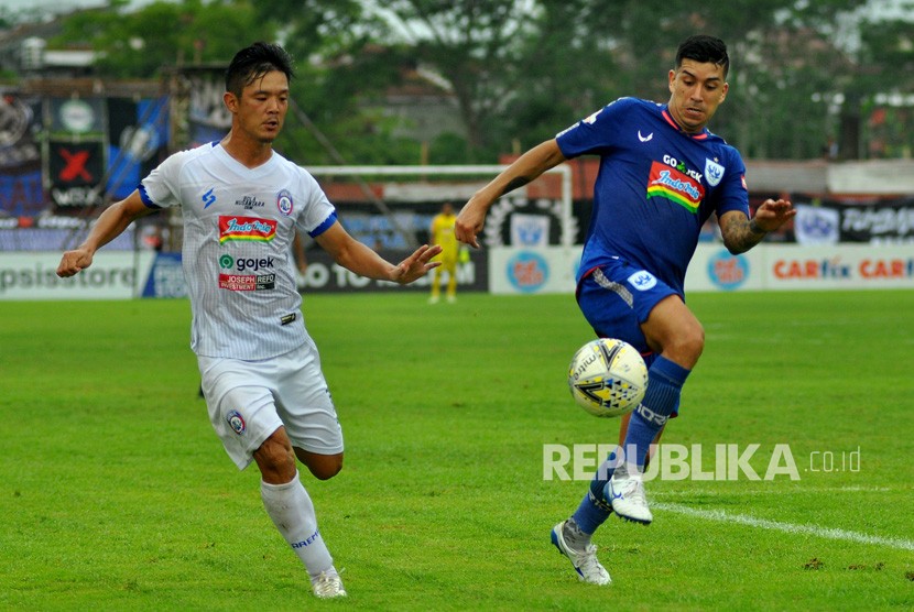 Pesepak bola PSIS Semarang Jonathan (kanan) berebut bola dengan pesepak bola Arema FC Takafumi Akahoshi (kiri) dalam pertandingan Liga 1 2019 di Stadion Moch Soebroto, Magelang, Jawa Tengah, Ahad (8/12). 