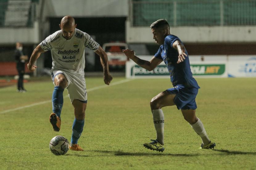 Gelandang serang Persib Bandung Mohammed Rashid (kiri) akan absen membela timnya pada empat laga terakhir putaran pertama Liga 1 2021/2022 karena membela timnas Palestina.