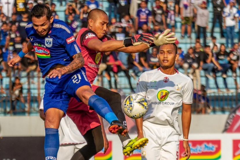 Pesepak bola PSIS Semarang Silvio Escobar Benitez (kiri) berebut bola dengan penjaga gawang Barito Putera Adhitya Harlan (tengah) dalam pertandingan Liga 1 2019 di Stadion Moch Soebroto, Magelang, Jawa Tengah, Ahad (30/6/2019).