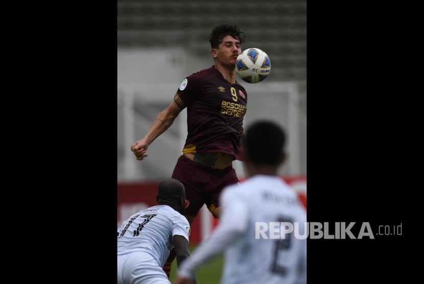 Pesepak bola PSM Makassar Giancarlo Rodrigues (tengah) berebut bola dengan pesepak bola Shan United Tagoe Daniel (kiri) dan Nyein Chan dalam pertandingan lanjutan fase Grup H Piala AFC di Stadion Madya, Gelora Bung Karno, Jakarta, Rabu (26/2)